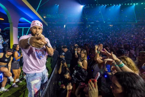 El Alfa Enciende la Tarima en la Residencia de Bad Bunny: Un Encuentro Épico de Dembow y Trap