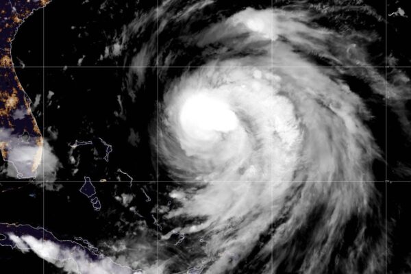 Huracán Erin: de categoría 5 a 3, sigue siendo una amenaza peligrosa en el Atlántico