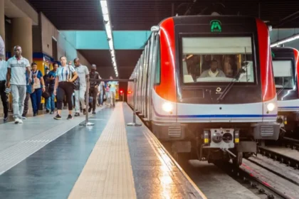 Línea 1 del Metro de Santo Domingo opera con agilidad en el primer día de clases