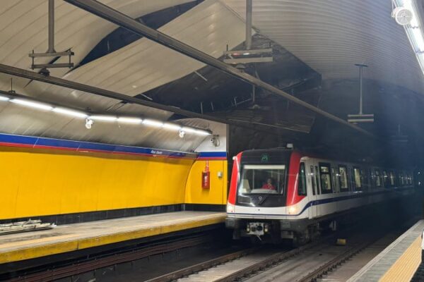 “Plafón colapsa en Línea 2 del metro: servicio interrumpido y usuarios alarmados”