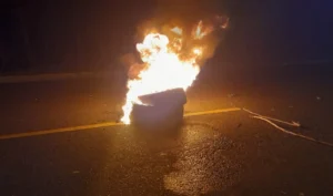 Apagones encienden la furia del pueblo dominicano: comunidad protesta quemando neumáticos