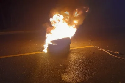 Apagones encienden la furia del pueblo dominicano: comunidad protesta quemando neumáticos