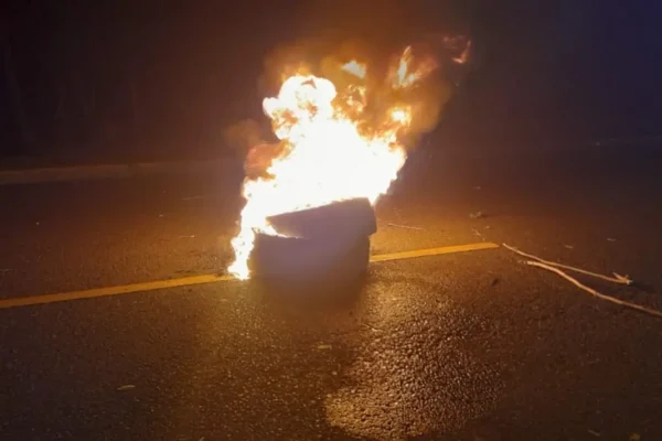 Apagones encienden la furia del pueblo dominicano: comunidad protesta quemando neumáticos