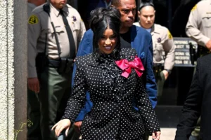 Cardi B arroja un bolígrafo a fotógrafo por pregunta “irrespetuosa” sobre embarazo
