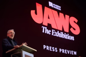 Spielberg inaugura la mayor exposición de Jaws y revela los sacrificios tras el éxito