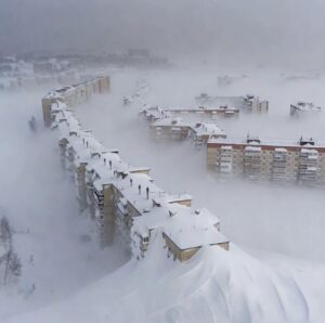 RUSIA SUFRE UNA TORMENTA HISTÓRICA: CIUDADES ENTERAS QUEDAN SEPULTADAS BAJO LA NIEVE