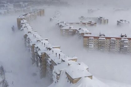 RUSIA SUFRE UNA TORMENTA HISTÓRICA: CIUDADES ENTERAS QUEDAN SEPULTADAS BAJO LA NIEVE