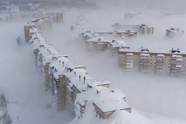 RUSIA SUFRE UNA TORMENTA HISTÓRICA: CIUDADES ENTERAS QUEDAN SEPULTADAS BAJO LA NIEVE