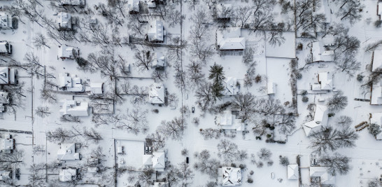 Una foto aérea muestra varios centímetros de nieve fresca cubriendo un barrio residencial el 25 de enero de 2026 en Columbia, Misuri.