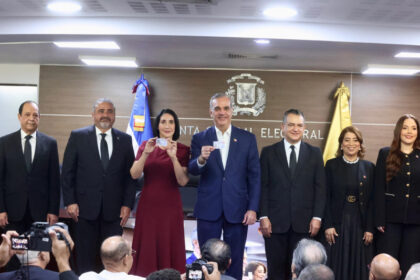 El presidente Abinader y la primera dama reciben la primera cédula renovada