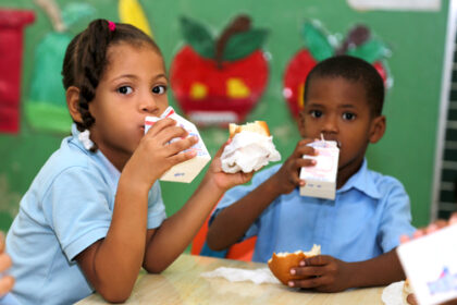 Centros educativos del Distrito Nacional confirman entrega regular del desayuno escolar al inicio del año lectivo 2025-2026