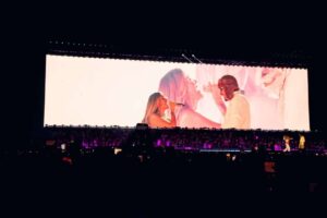 Bad Bunny cierra con broche de oro su paso por Medellín junto a Karol G