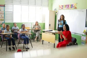 Raquel Arbaje participa en jornada educativa con estudiantes de primaria en Cristo Rey
