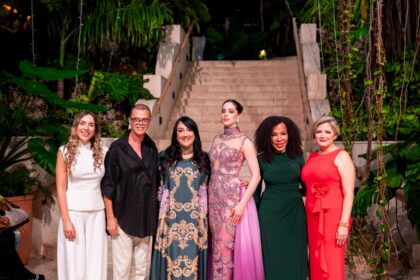 Miss Universo y Giannina Azar protagonizan desfile solidario por el autismo en República Dominicana