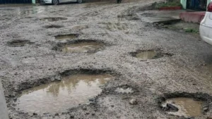 Entre polvo y lodo: vecinos de la comunidad El Quemado exigen asfaltado urgente