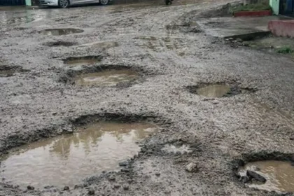 Entre polvo y lodo: vecinos de la comunidad El Quemado exigen asfaltado urgente
