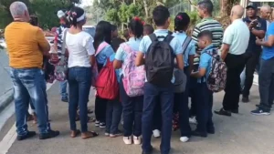 Crisis educativa: estudiantes toman clases en una iglesia y la comunidad protesta