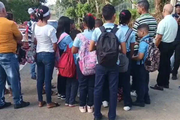 Crisis educativa: estudiantes toman clases en una iglesia y la comunidad protesta