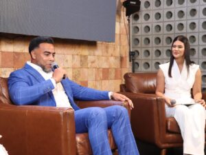 Los Plus RD realizan panel con Nelson Cruz, reconocen a Yasser González e invitan a Luis Arraez