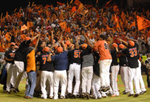 Los Toros reaccionan y vencen 3-2 a los Leones viniendo de atrás