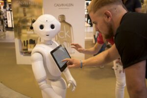 Pepper, el robot humanoide pionero, celebra 11 años de historia y evoluciona con IA
