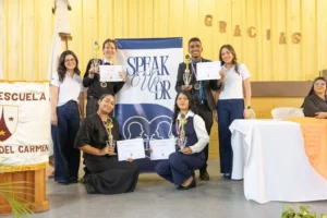 Estudiantes dominicanas impulsan a jóvenes de escuelas públicas hacia torneos internacionales de debate en Harvard