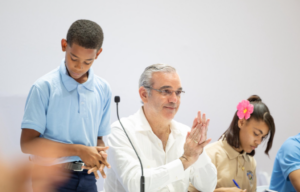 Estudiante expone precariedades de su escuela ante Abinader y logra compromiso para construcción de cancha y comedor