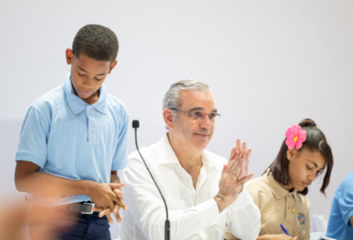 Estudiante expone precariedades de su escuela ante Abinader y logra compromiso para construcción de cancha y comedor