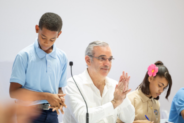 Estudiante expone precariedades de su escuela ante Abinader y logra compromiso para construcción de cancha y comedor
