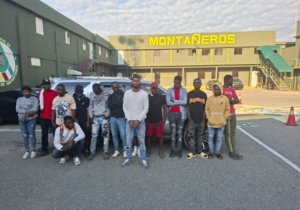 ERD detiene a conductor que transportaba 13 haitianos en estatus migratorio irregular en San Juan