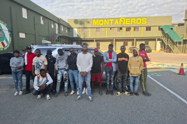 ERD detiene a conductor que transportaba 13 haitianos en estatus migratorio irregular en San Juan