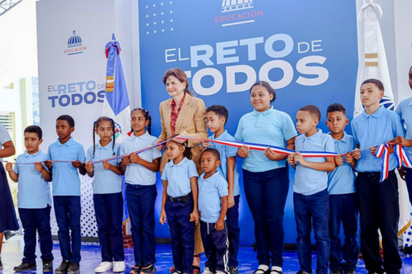 Gobierno inaugura escuela y estancia infantil en Azua