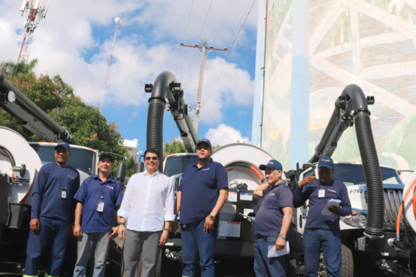 Gobierno entrega cuatro camiones succionadores de los más modernos de América, para servicio de la Caasd