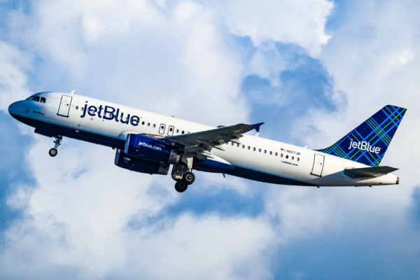 Emergencia aérea en Newark: vuelo de JetBlue evacúa pasajeros tras humo en cabina y cierre temporal del aeropuerto