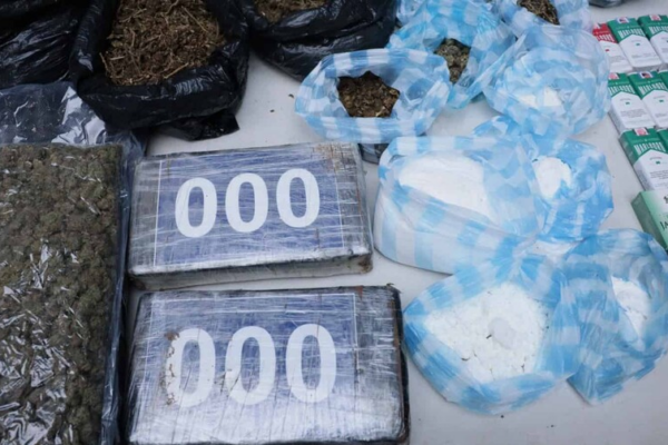 Desmantelan punto de drogas en Capotillo: ocupan cocaína, crack, marihuana y detienen a dos hombres