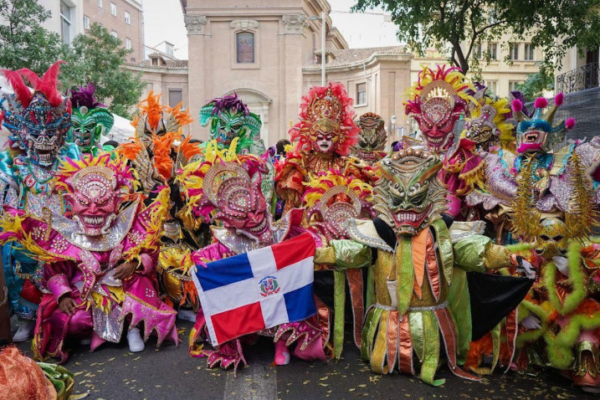 Carnaval Vegano 2026 rompe récords: más de 1.5 millones de visitantes convierten a La Vega en la capital cultural de febrero