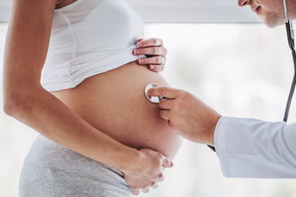 Estudios revelan que la preeclampsia deja huellas cardiovasculares y renales años después del embarazo