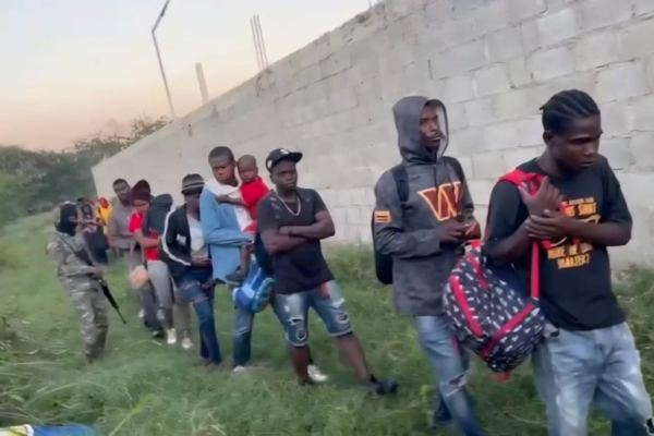 Ejército detiene a 22 haitianos en condición migratoria irregular durante operativo con drones en Dajabón