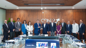 Conep reconoce a Yayo Sanz Lovatón por revolucionar Aduanas y proyectar una nueva era industrial