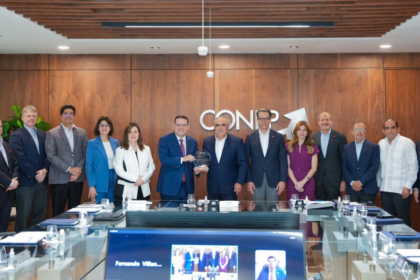 Conep reconoce a Yayo Sanz Lovatón por revolucionar Aduanas y proyectar una nueva era industrial