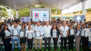 Justicia social en acción: Abinader entrega 510 títulos en El Valiente y avanza con 10,000 más en Boca Chica