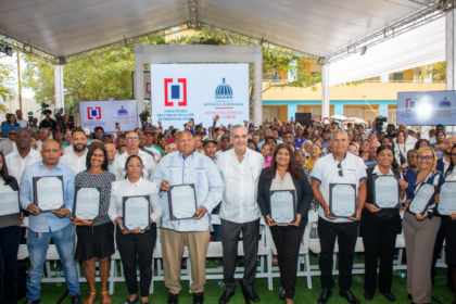 Justicia social en acción: Abinader entrega 510 títulos en El Valiente y avanza con 10,000 más en Boca Chica