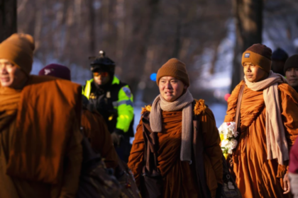 Monjes budistas culminan en Washington una caminata de 108 días por la paz mundial