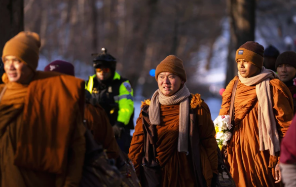 Monjes budistas culminan en Washington una caminata de 108 días por la paz mundial