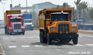 INTRANT reitera que vehículos pesados deben circular por el carril derecho y transportar cargas aseguradas