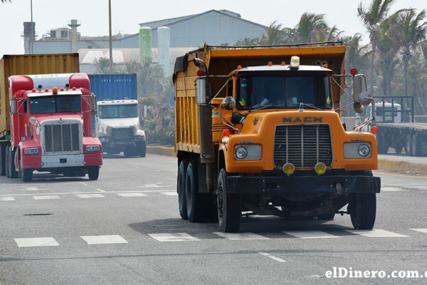 INTRANT reitera que vehículos pesados deben circular por el carril derecho y transportar cargas aseguradas