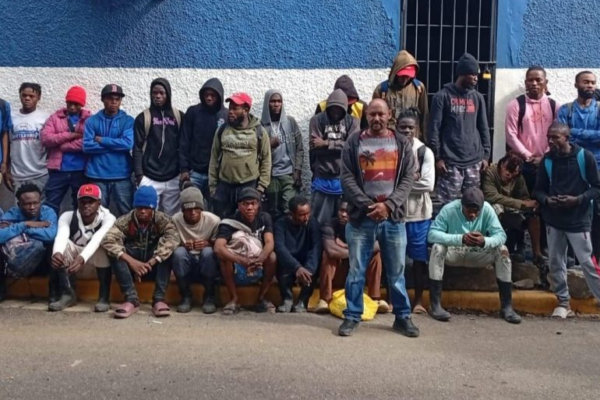 Ejército detiene a conductor y rescata 32 haitianos ocultos en vehículo de carga