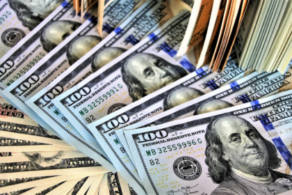 El dólar retrocede y se sitúa en 60.14 pesos