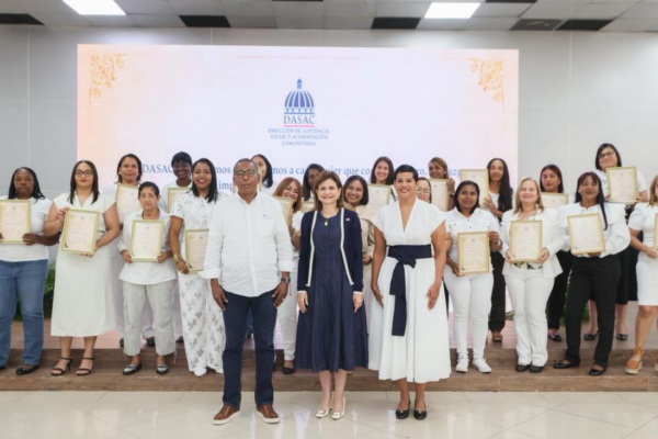 Raquel Peña reconoce a 75 mujeres de Dasac por su labor en favor de las familias vulnerables