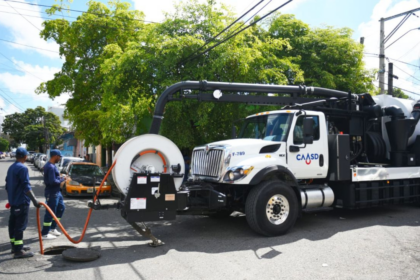 Nuevos camiones hidrosuccionadores de la CAASD desobstruyen más de 60 puntos de alcantarillado en el Gran Santo Domingo